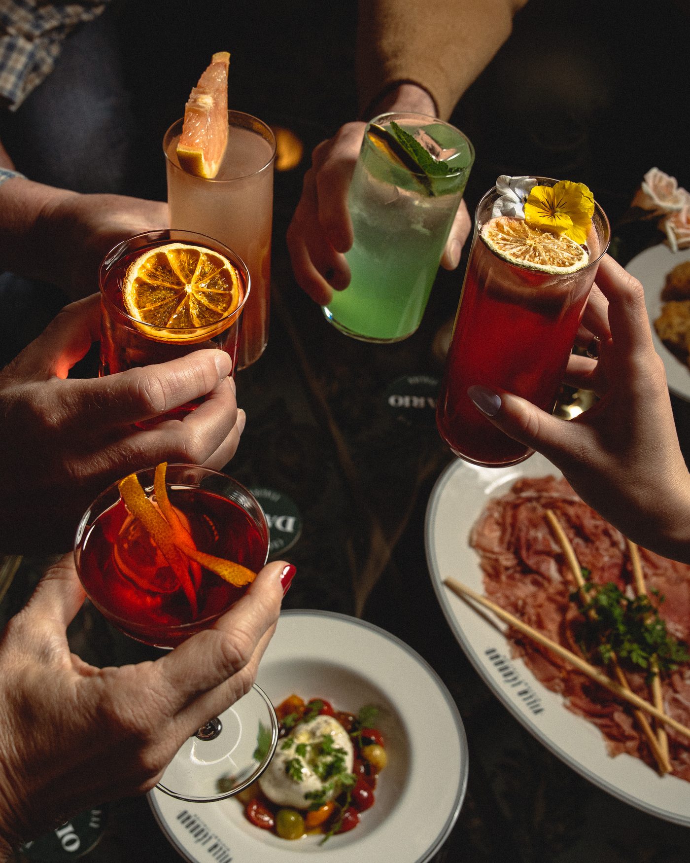 Cocktails et assiettes d'antipasti partagées chez Dario